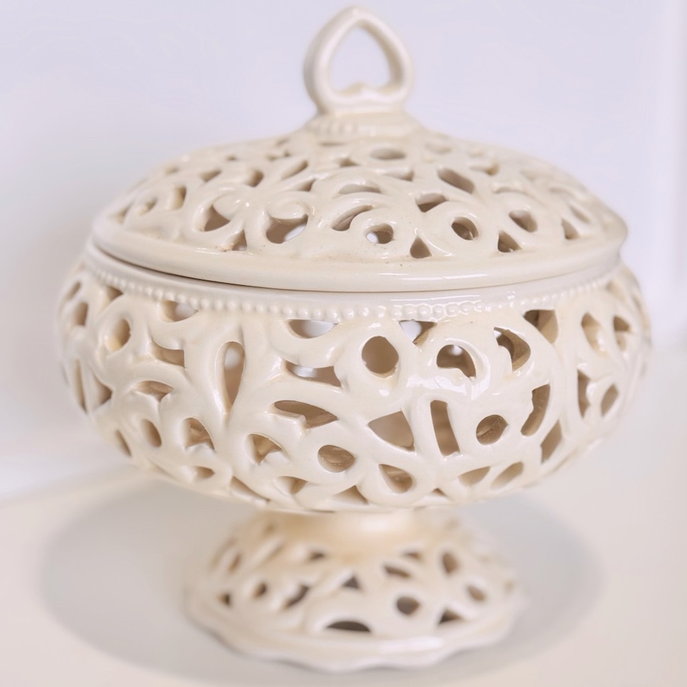 SHABBY CHIC Vintage Cream Ceramic Cut-out Lace Bowl w Lid Potpourri Cache 6”